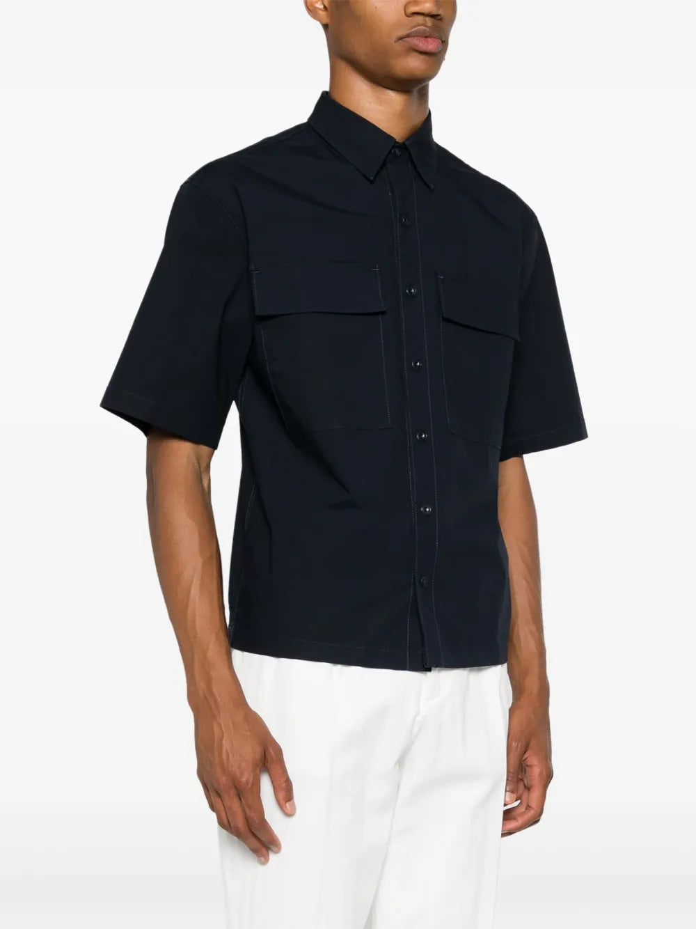 Chest pocket short sleeve shirt
