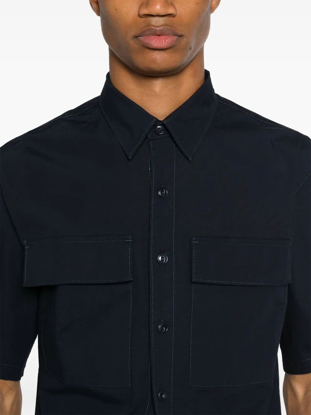 Chest pocket short sleeve shirt